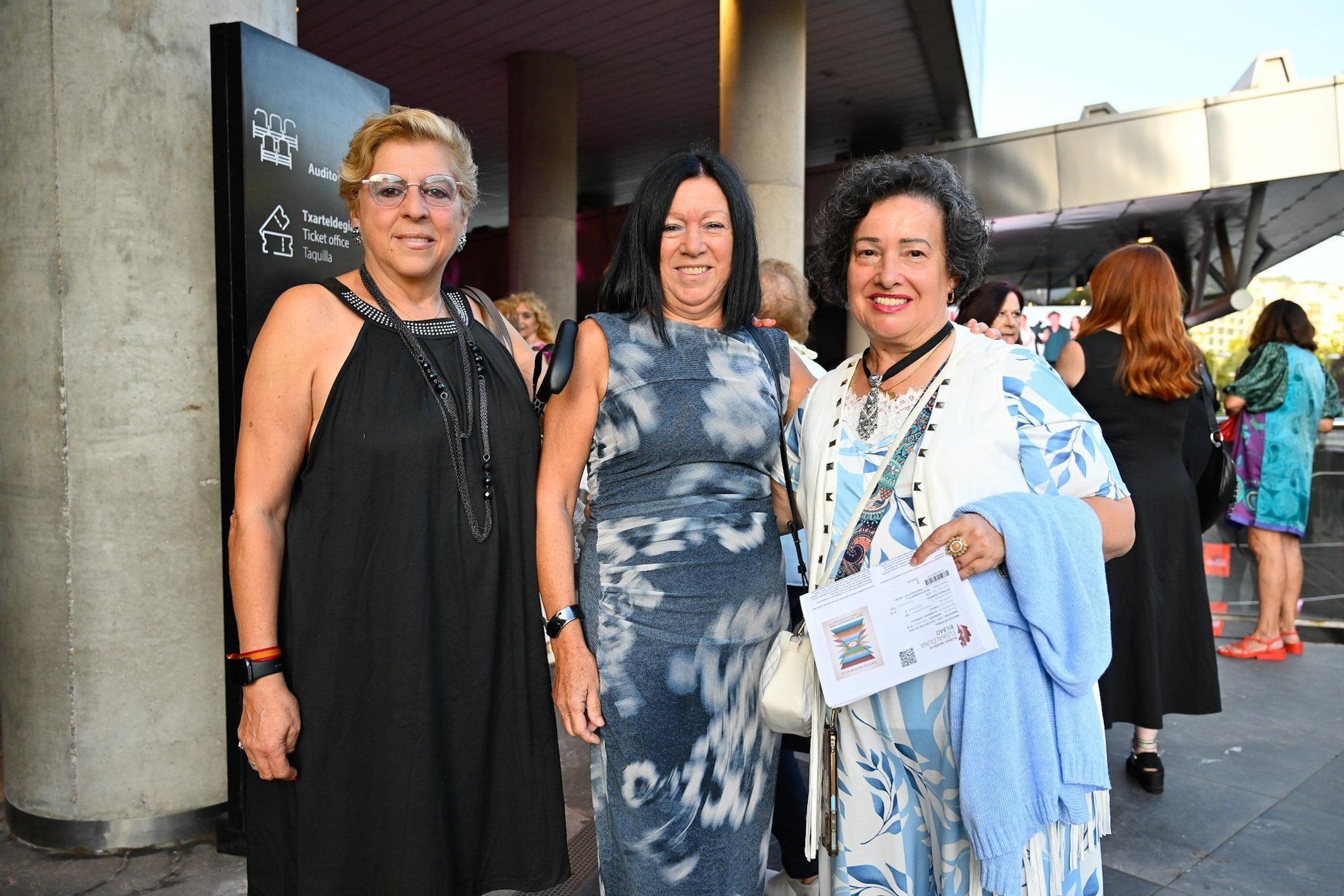 Mari Carmen Martín, Txaro Cobos y Esperanza Cancio, momentos antes de entrar al auditorio.