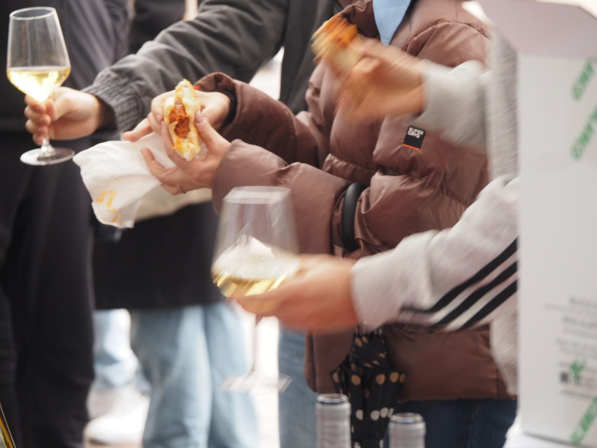Vino y chorizo, fórmula imbatible contra el mal tiempo en Azpeitia