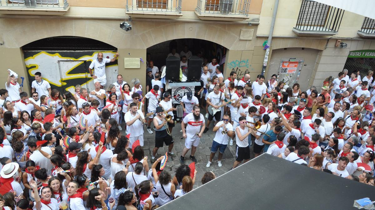 La Elektrotxufla anima las calles del centro.