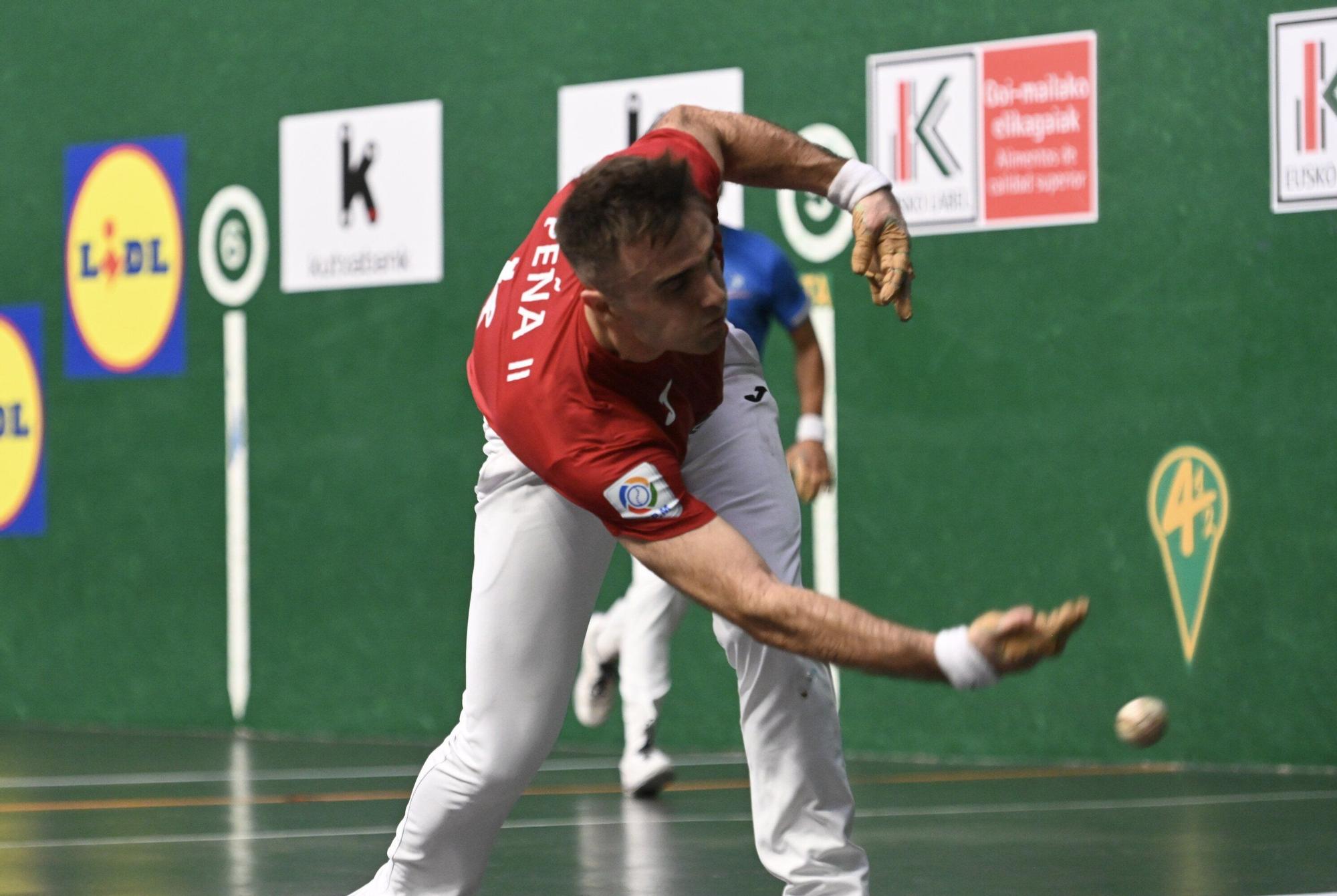 Javier Zabala vence a Jon Ander Peña en la segunda jornada de la liguilla de cuartos de final del Cuatro y Medio en Tolosa.