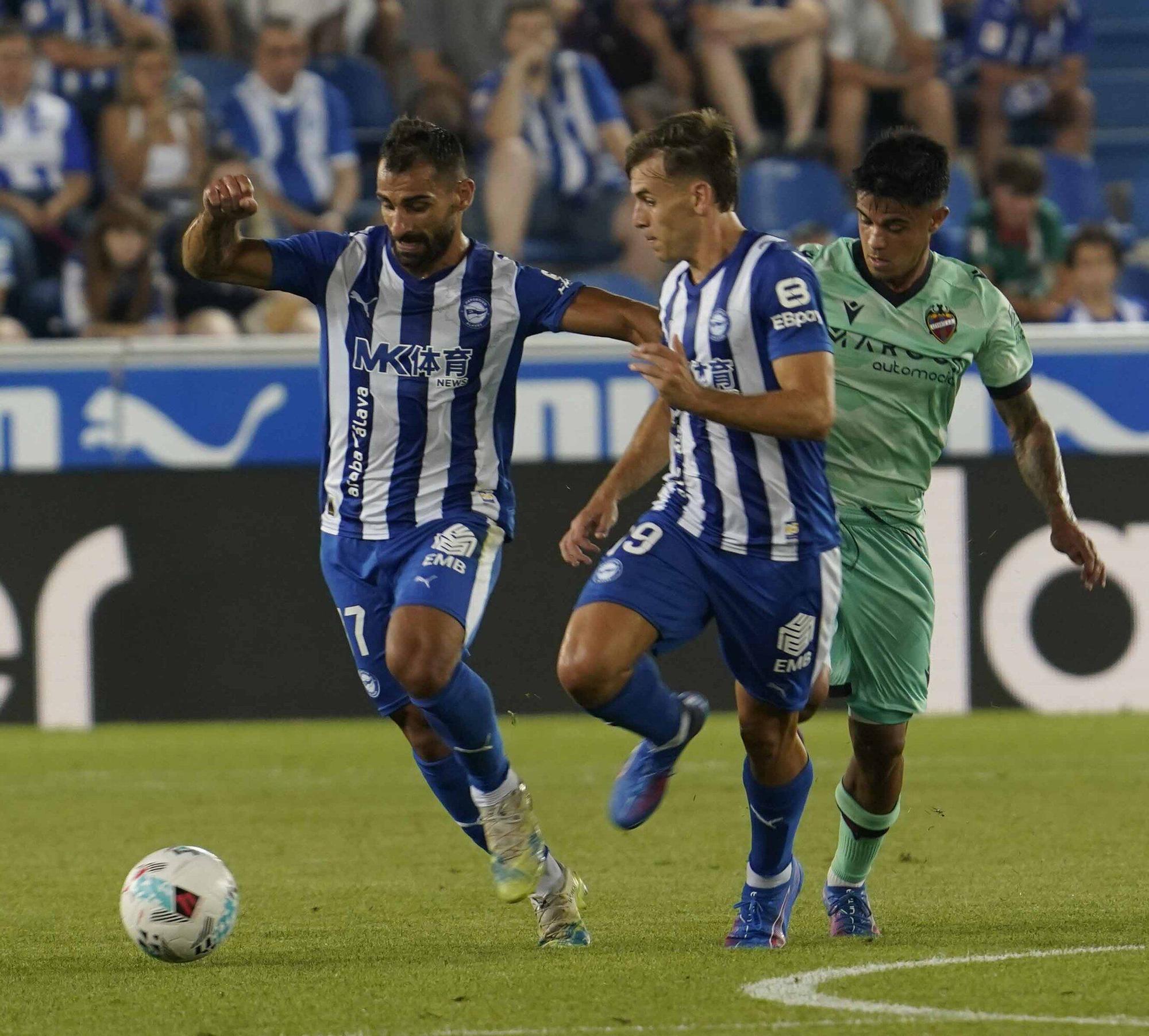 En imágenes: Así está siendo el debut liguero del Alavés contra el Levante