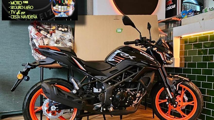 Una moto, gran reclamo de la cesta de Navidad más espectacular de Vitoria