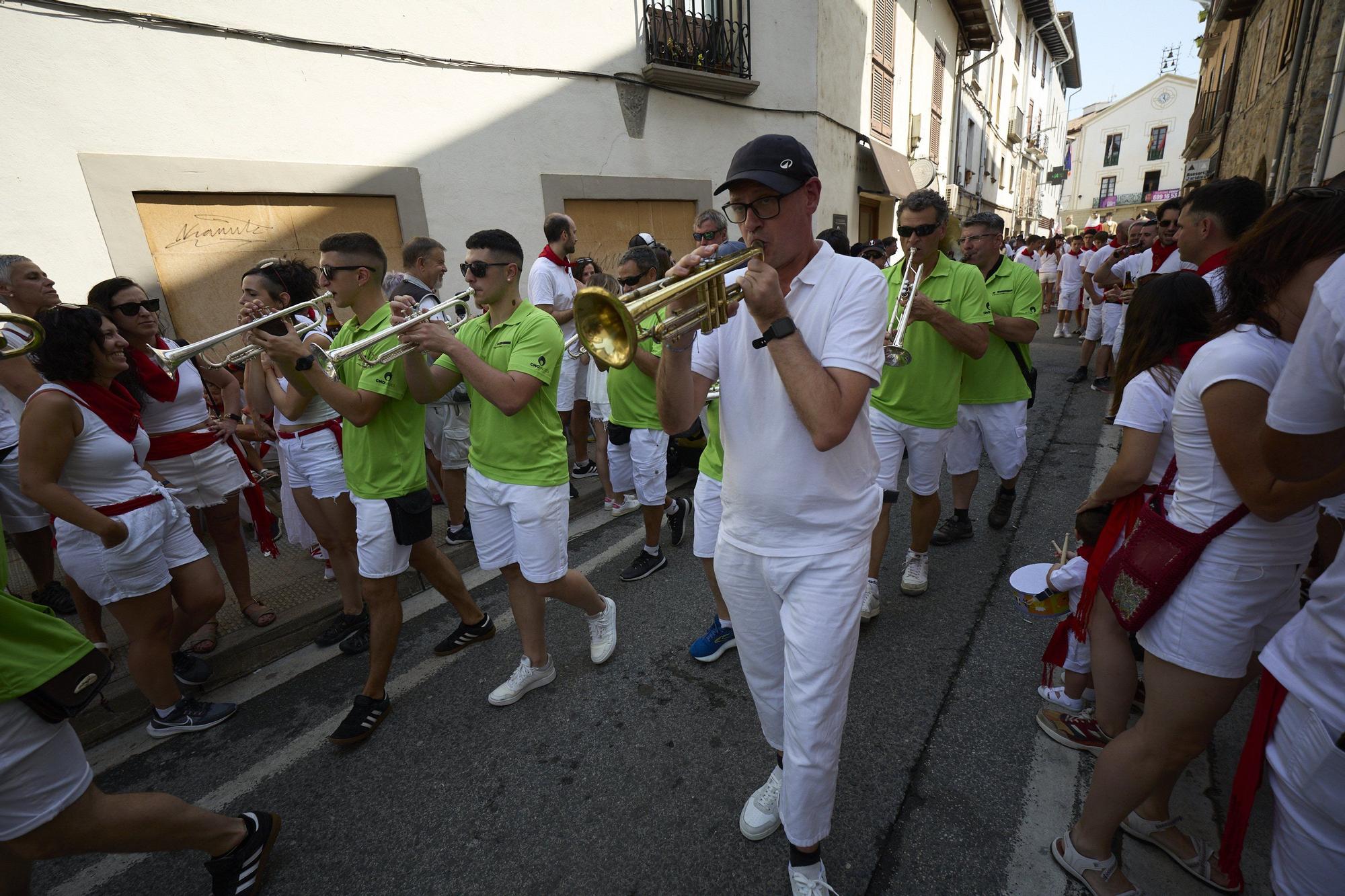 Fotos del chupinazo de fiestas de Aoiz 2025
