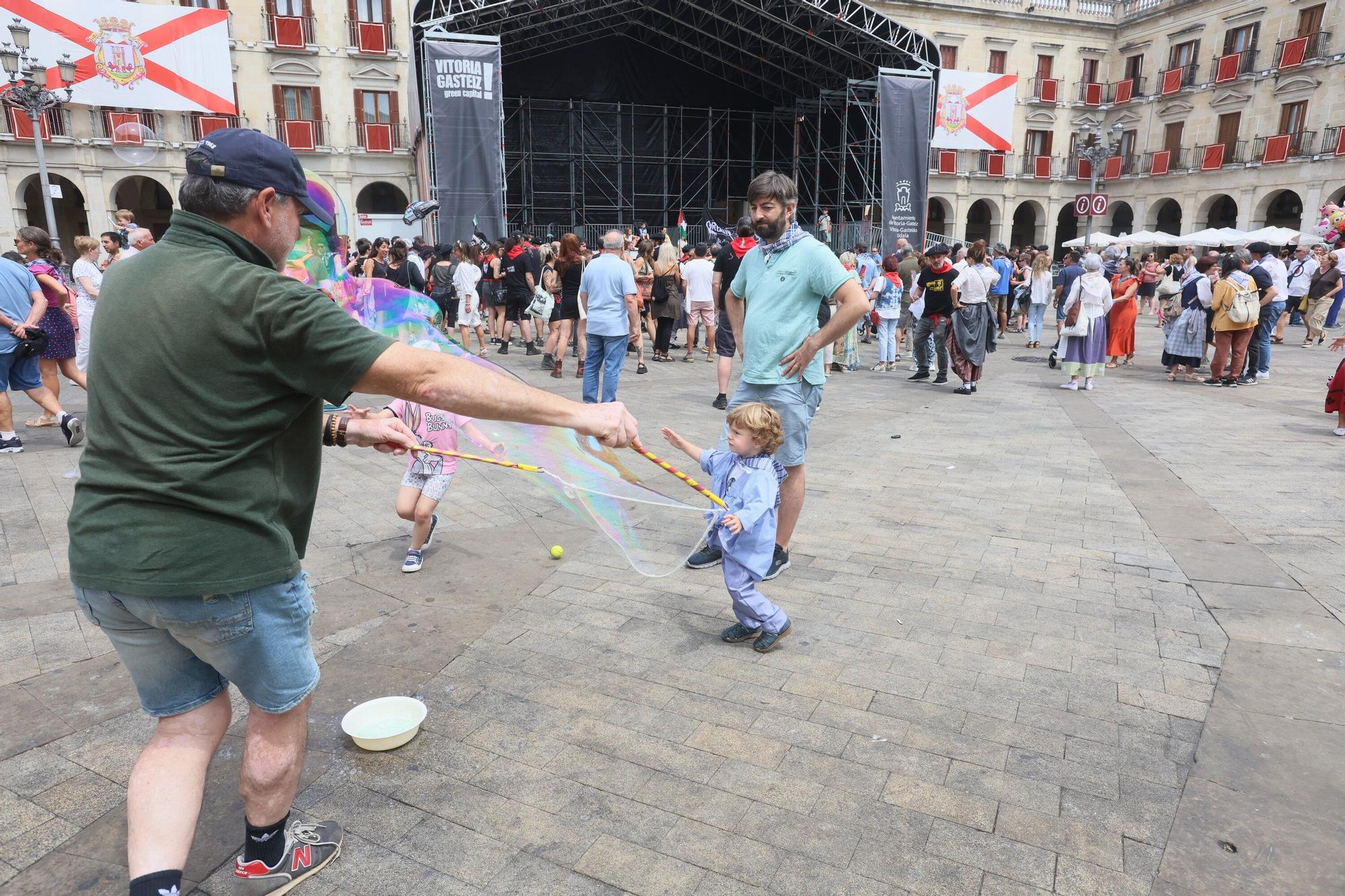 En imágenes: La fiesta continúa en las calles de Gasteiz este 6 de agosto