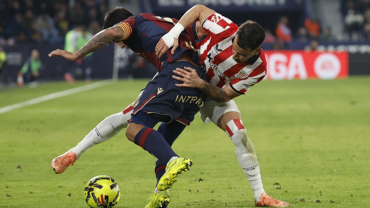 El rojiblanco Alex Berenguer pela en una acción defensiva con Roger Brugué, jugador del Levante