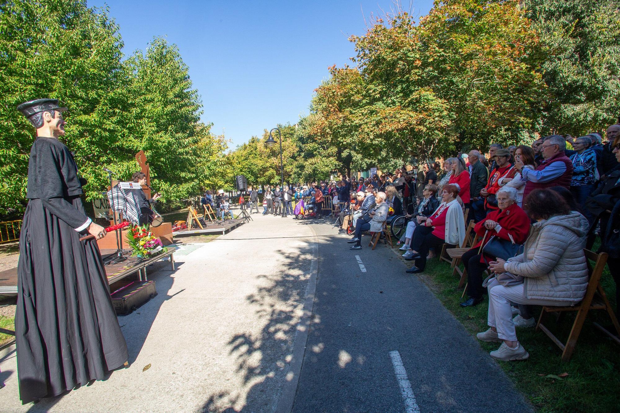 Inauguración del monumento en homenaje a las víctimas de la represión franquista en la Rochapea