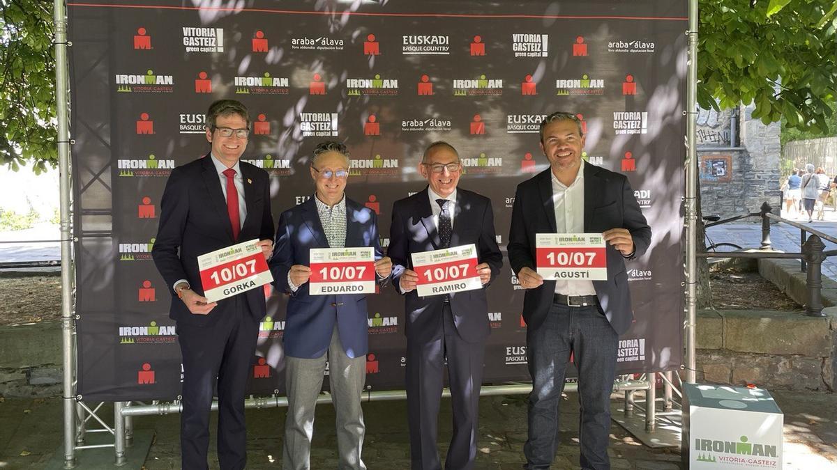 Gorka Urtaran, Eduardo Martínez, Ramiro González y Agustí Pérez posan con los dorsales del Ironman