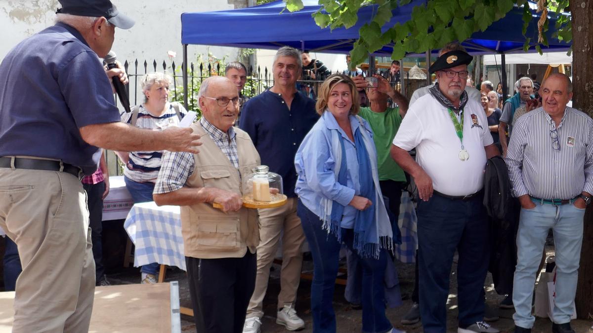 José Mari Ustarroz, con el queso ganador, en la subasta del pasado año.