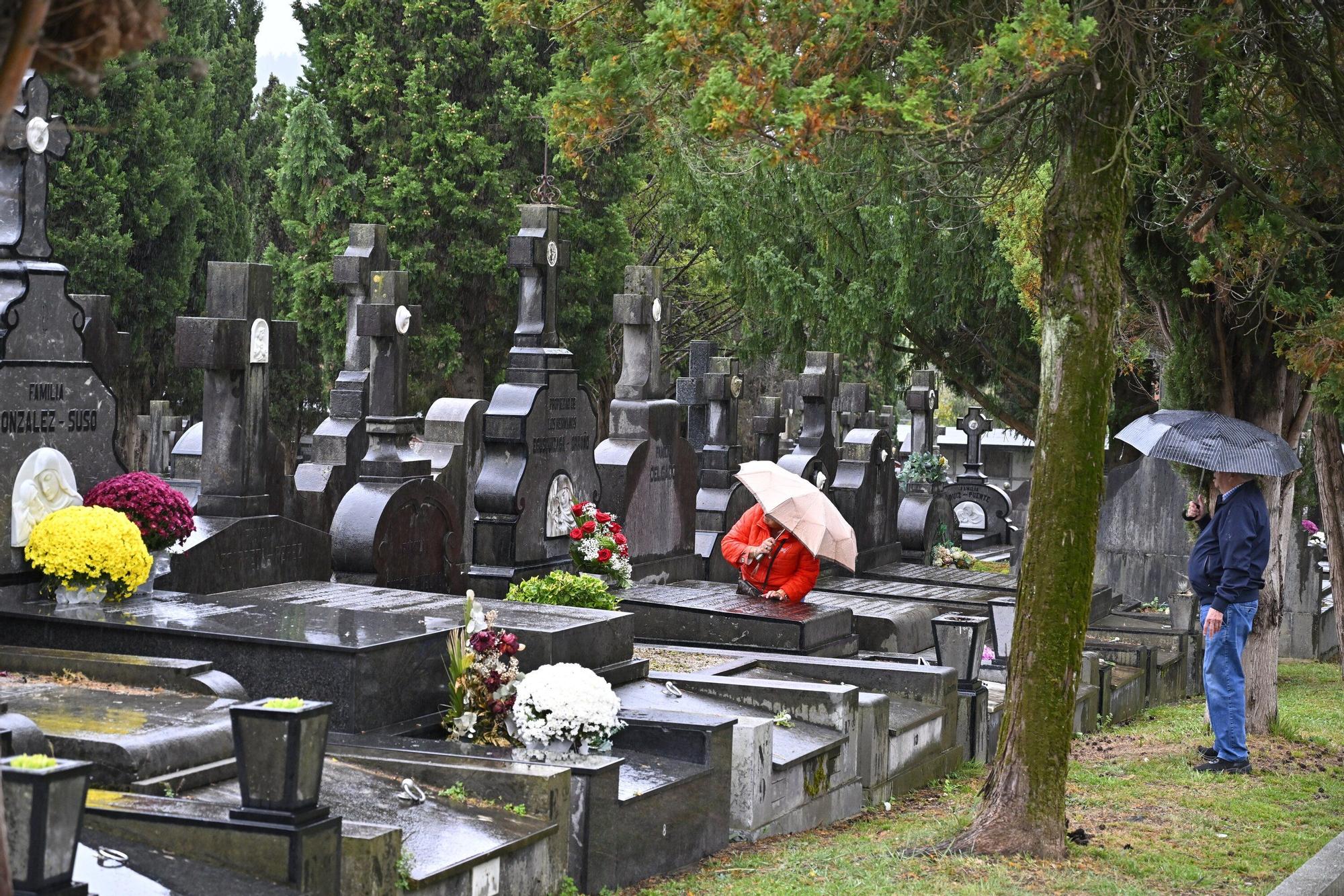 En imágenes: así se vive el día de Todos los Santos en el cementerio de Bilbao