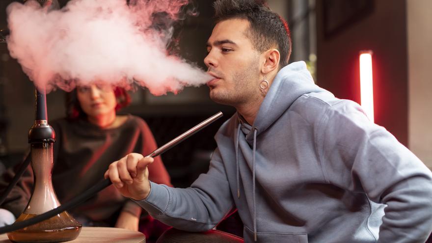 Alerta sobre el peligro de fumar shisha: puede causar intoxicación por monóxido de carbono