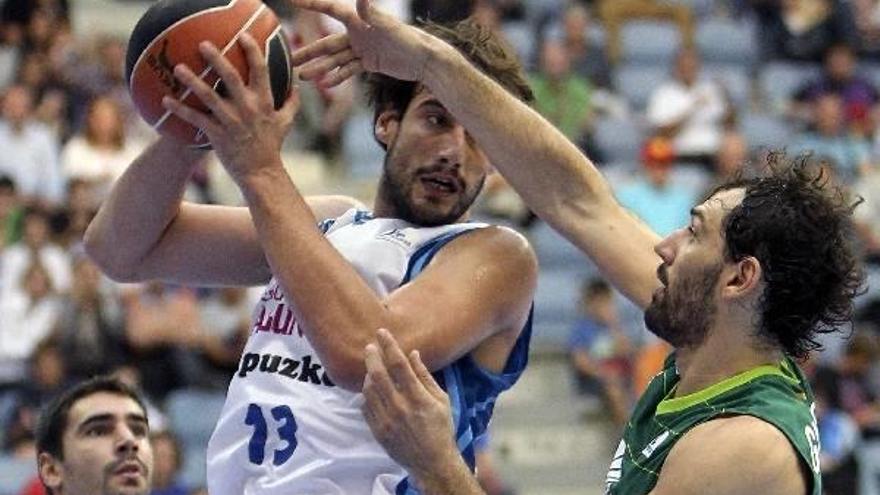 Doblas, defendido por Garbajosa.