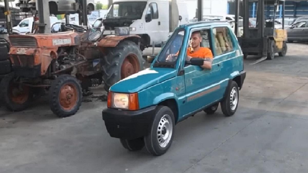 El Fiat Panda, circulando.