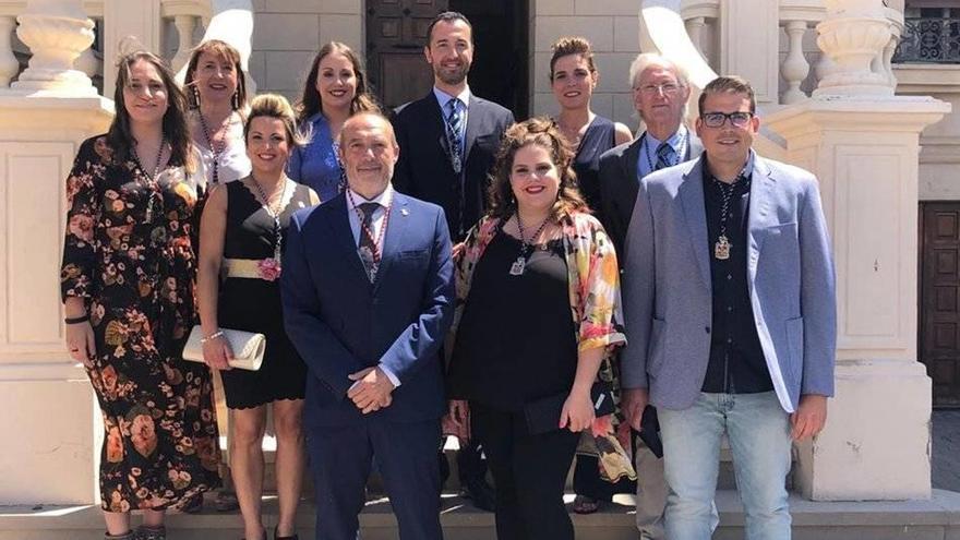 Los diez ediles socialistas, en las escaleras de la casa consistorial.