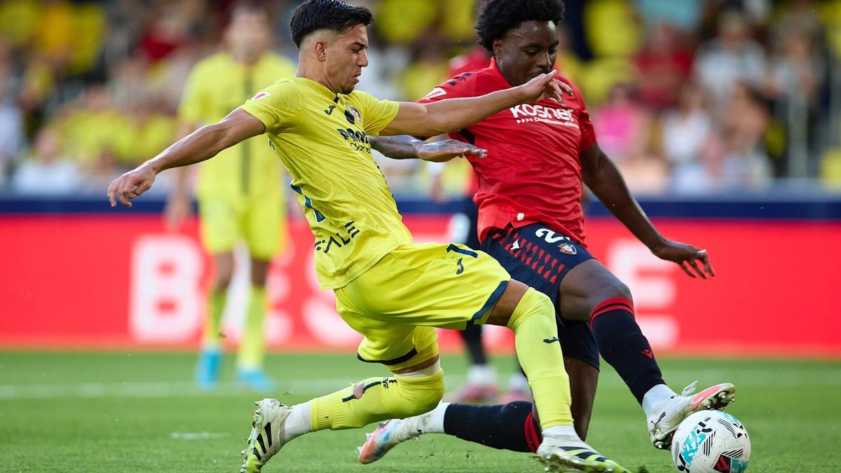 Ilias Akhomach y Boyomo pugnan por el balón en el reciente Villarreal-Osasuna.
