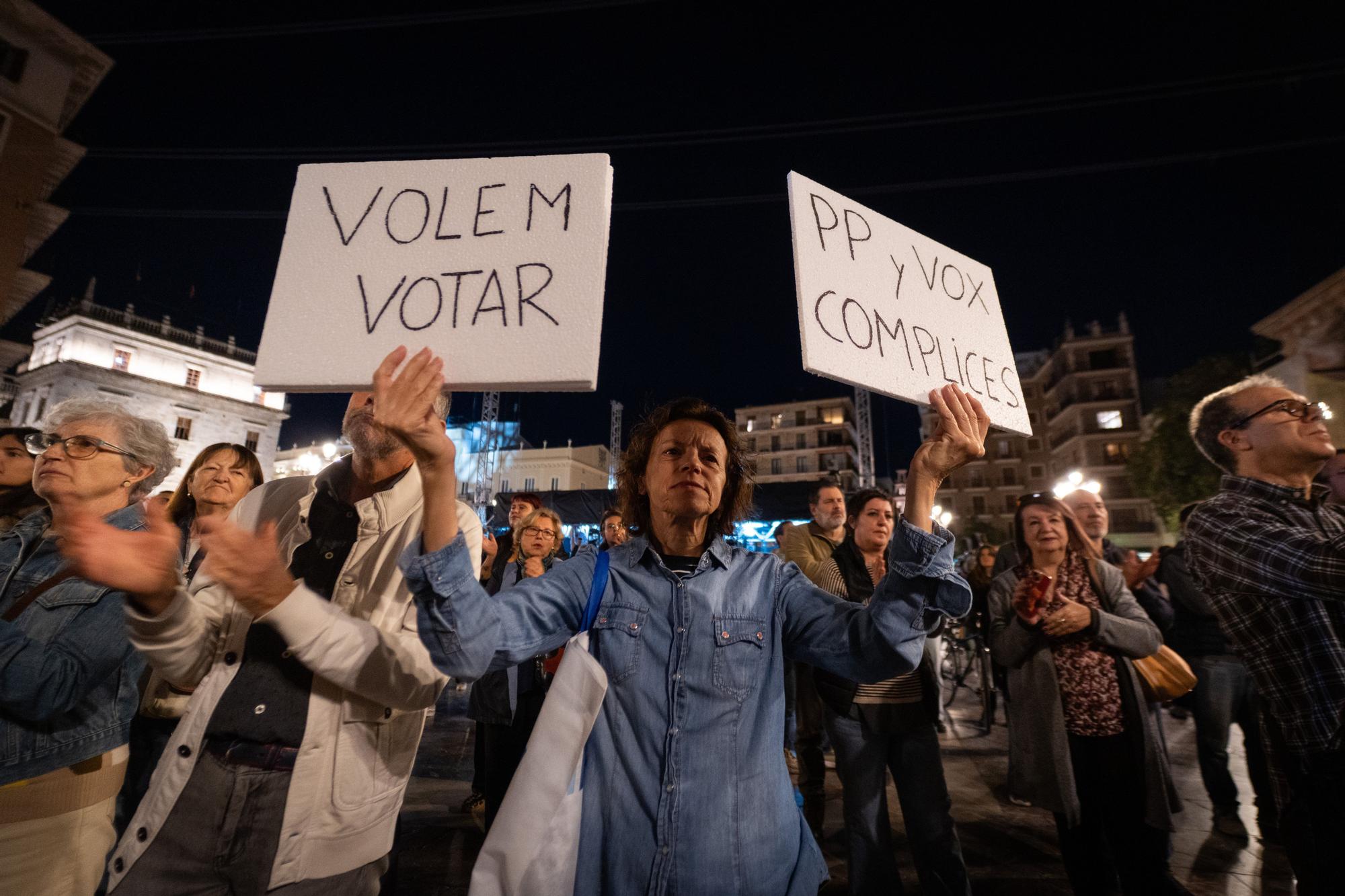 Una concentración ciudadana en València celebra la marcha de Mazón