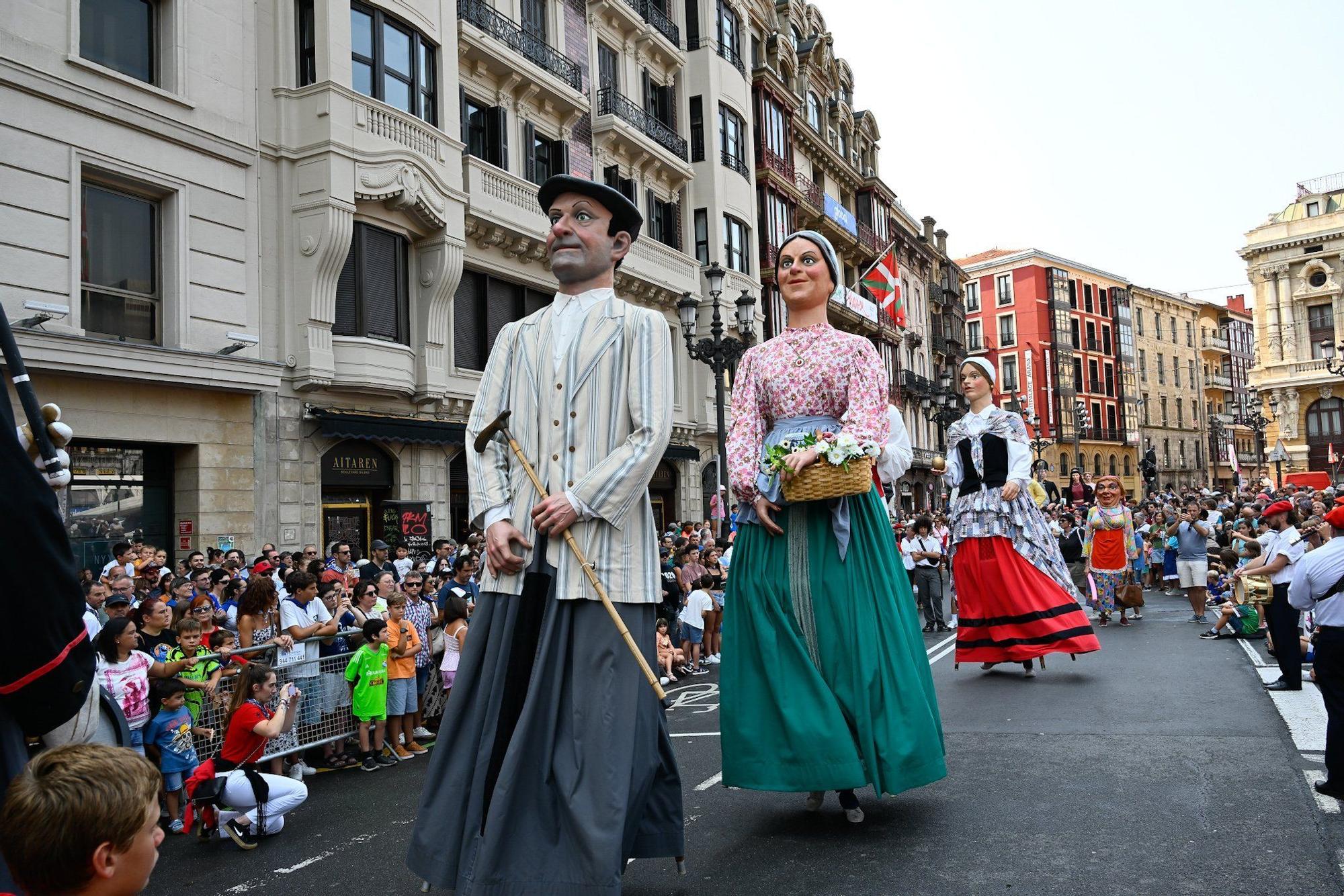 En imágenes: Los gigantes y cabezudos despiden Aste Nagusia a lo grande