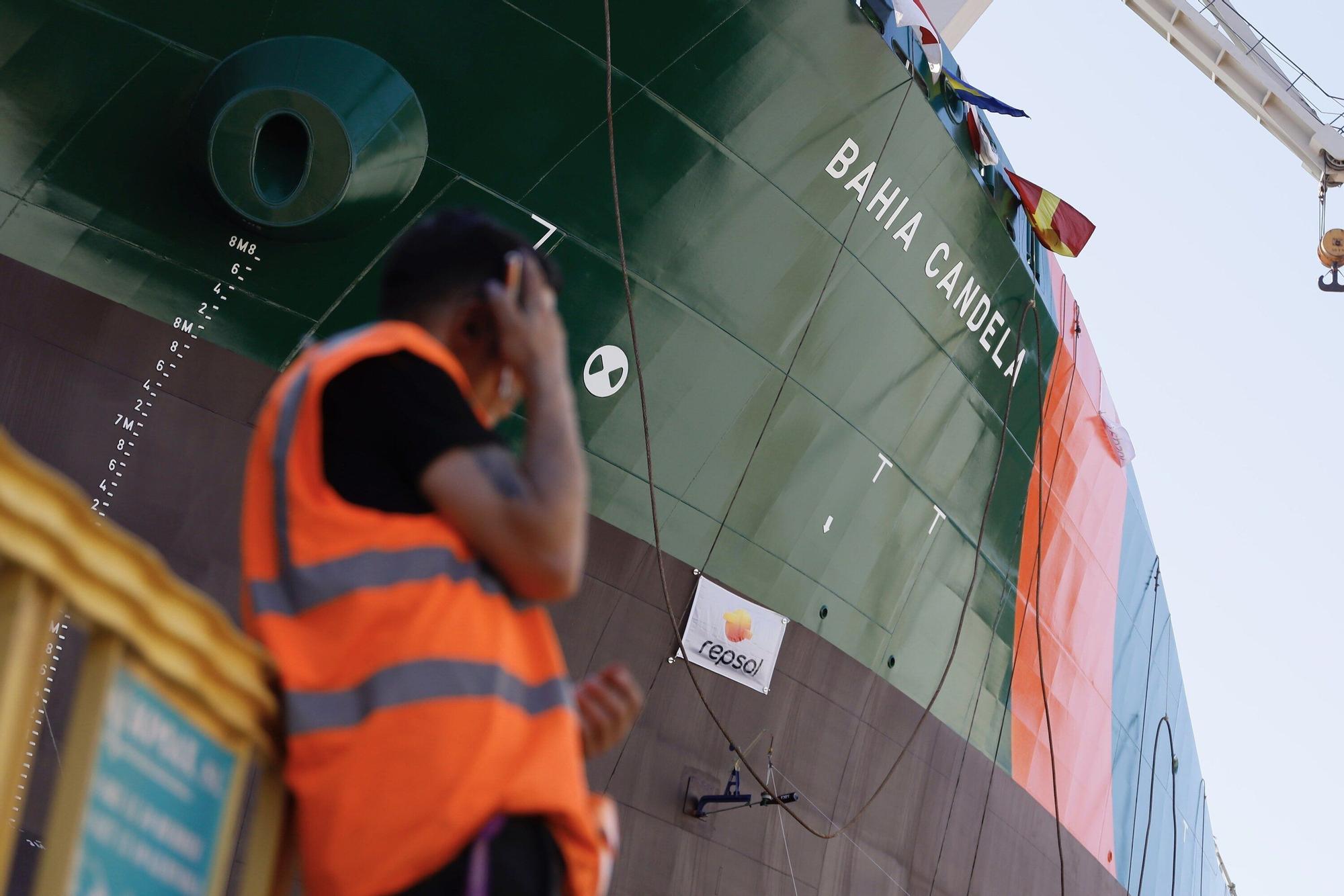 En imágenes: Murueta bota en Erandio un barco de transporte de combustible