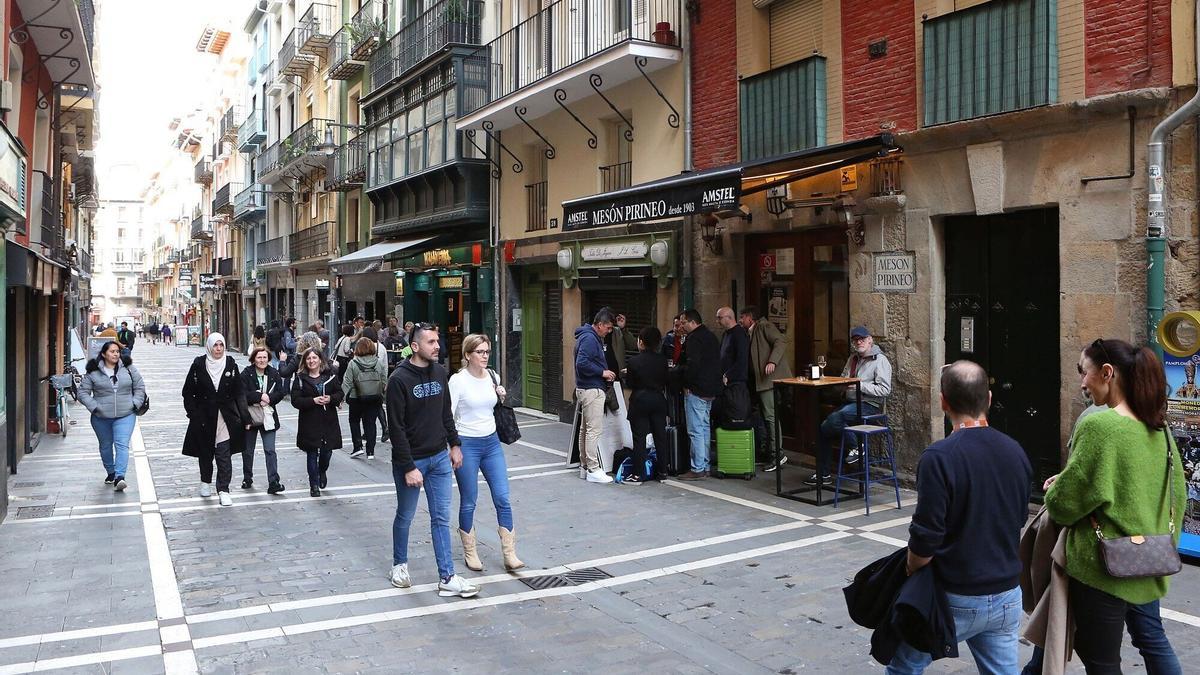 Gente paseando por la calle. Gente paseando por la calle.