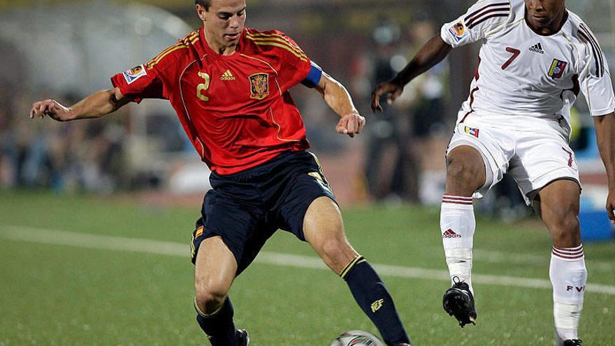 El jugador rojillo, César Azpilicueta, con la elástica de la selección española sub 20 en el partido contra Venezuela, de la primera fase del mundial Sub 20 en 2009.