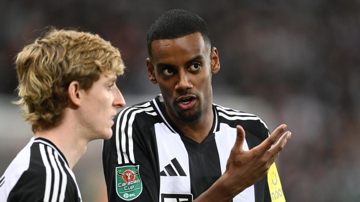 Los jugadores del Newcastle Anthony Gordon y Alexander Isak