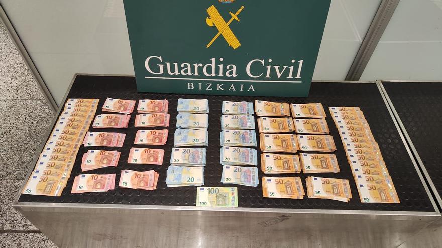 Intervienen 16.900 euros en metálico sin declarar en el aeropuerto de Bilbao