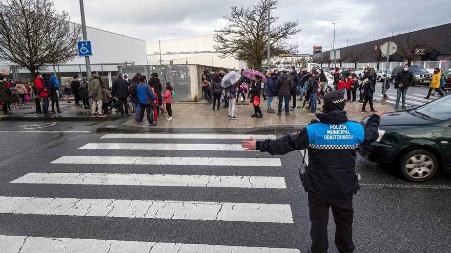 El Ayuntamiento se olvida de las rutas seguras del colegio de Buztintxuri y alega falta de medios