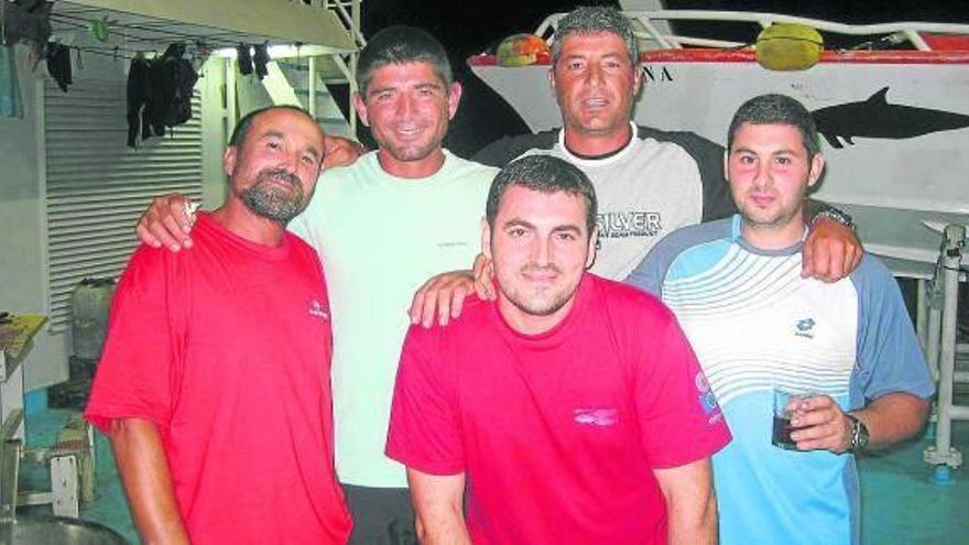 El marinero del &quot;Alakrana&quot; Pablo Costas, segundo por la izquierda, pudo contactar ayer con su esposa.