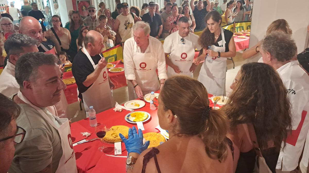 Un momento de la  XV edición del Concurso de Tortilla de Patatas que organiza el Centro Comercial Mendibil. / N.G.