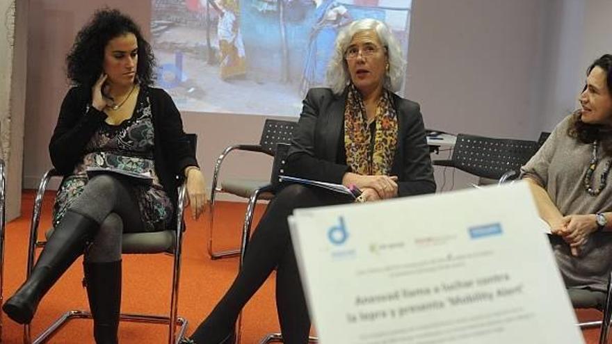 La presidenta del Patronato de Anesvad, Garbiñe Biurrun, en el centro, durante la presentación del proyecto.