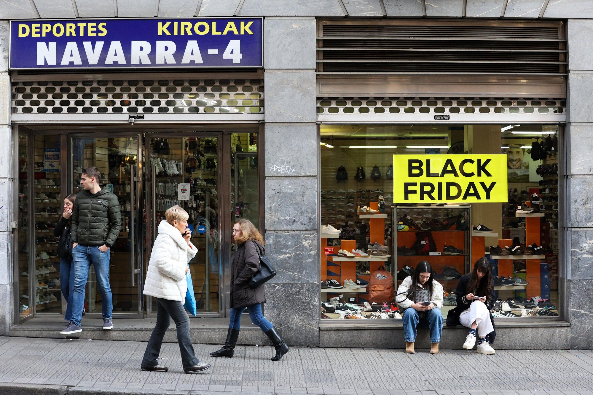En imágenes: Los bilbainos se echan a la calle por el Black Friday