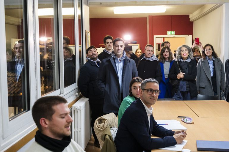 El Lehendakari Imanol Pradales y la vicelehendakari primera y consejera de Política Lingüística, Ibone Bengoetxea, se reunen con la diáspora en la Eskual Etxea de París