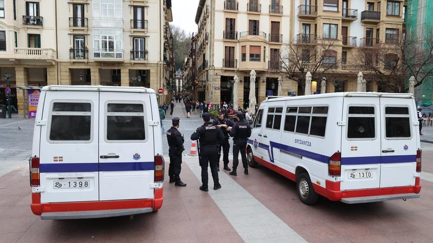 Detenidos dos jóvenes en Donostia tras ser sorprendidos por una patrulla tratando de robar a dos turistas