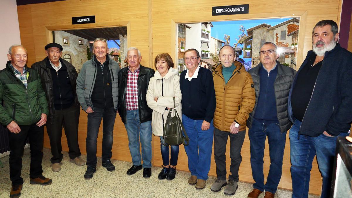 Miembros de la Asociación de Belenistas de Sakana en la inauguración  la muestra.
