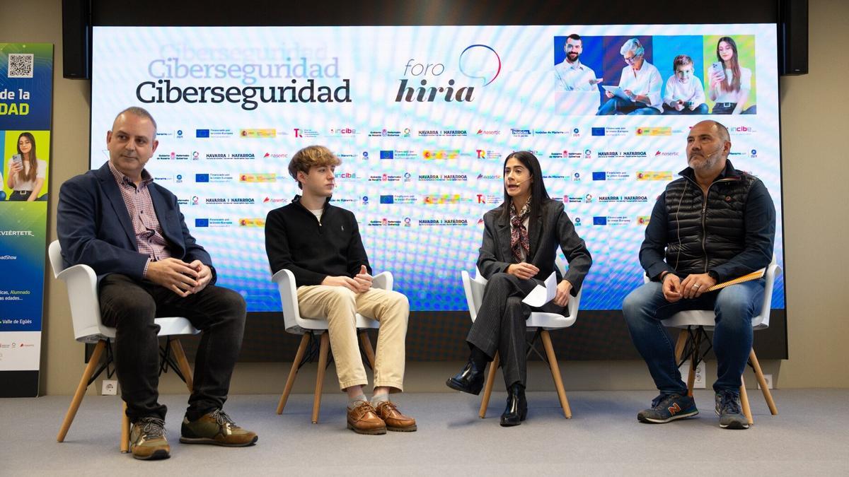 Mikel Izal, Imanol Remón, la moderadora Teresa Carrasco y José Mari Movilla, durante su participación en el evento. F