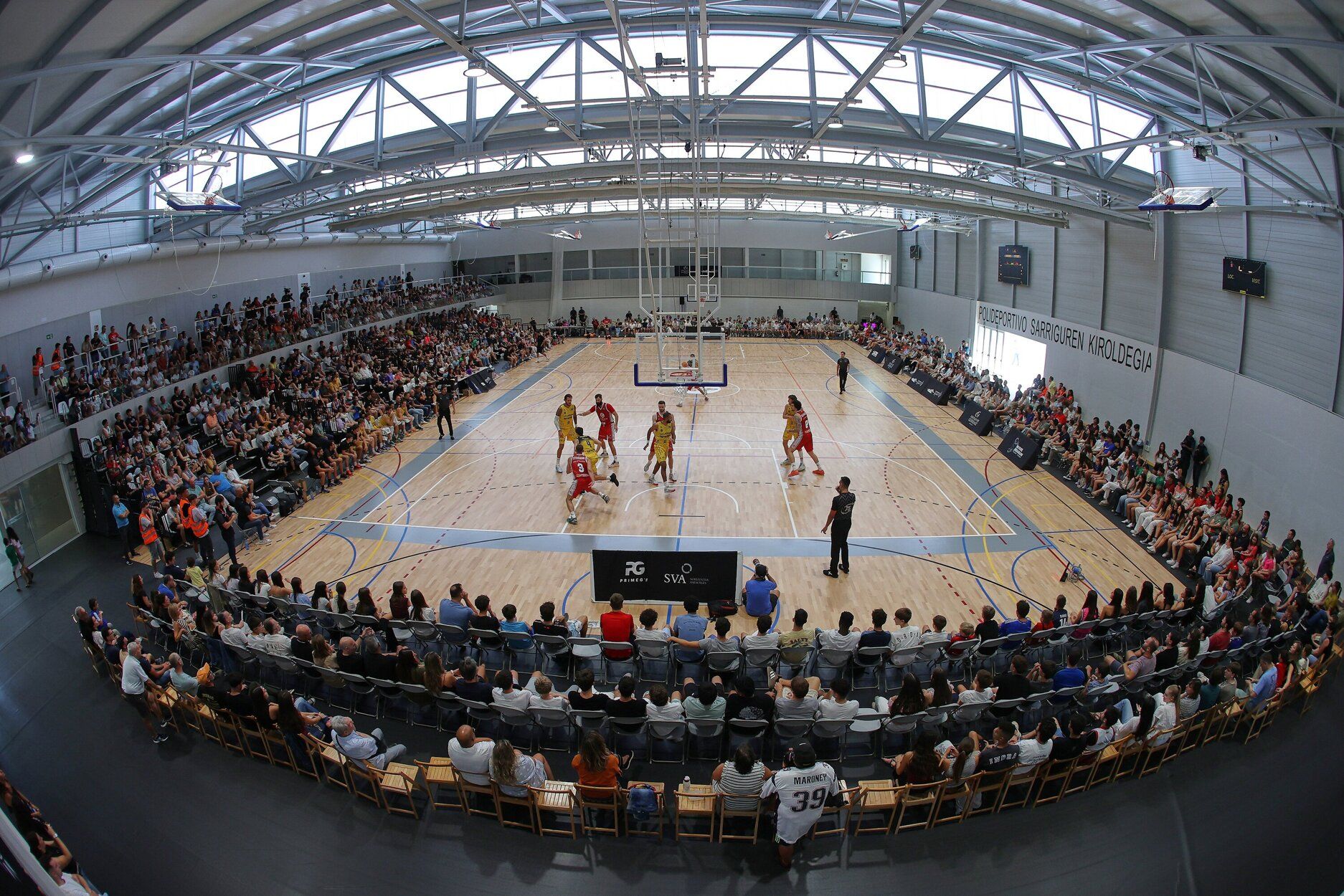Fotos de la inauguración del pabellón de Sarriguren con un partido entre La Laguna Tenerife y Casademont Zaragoza