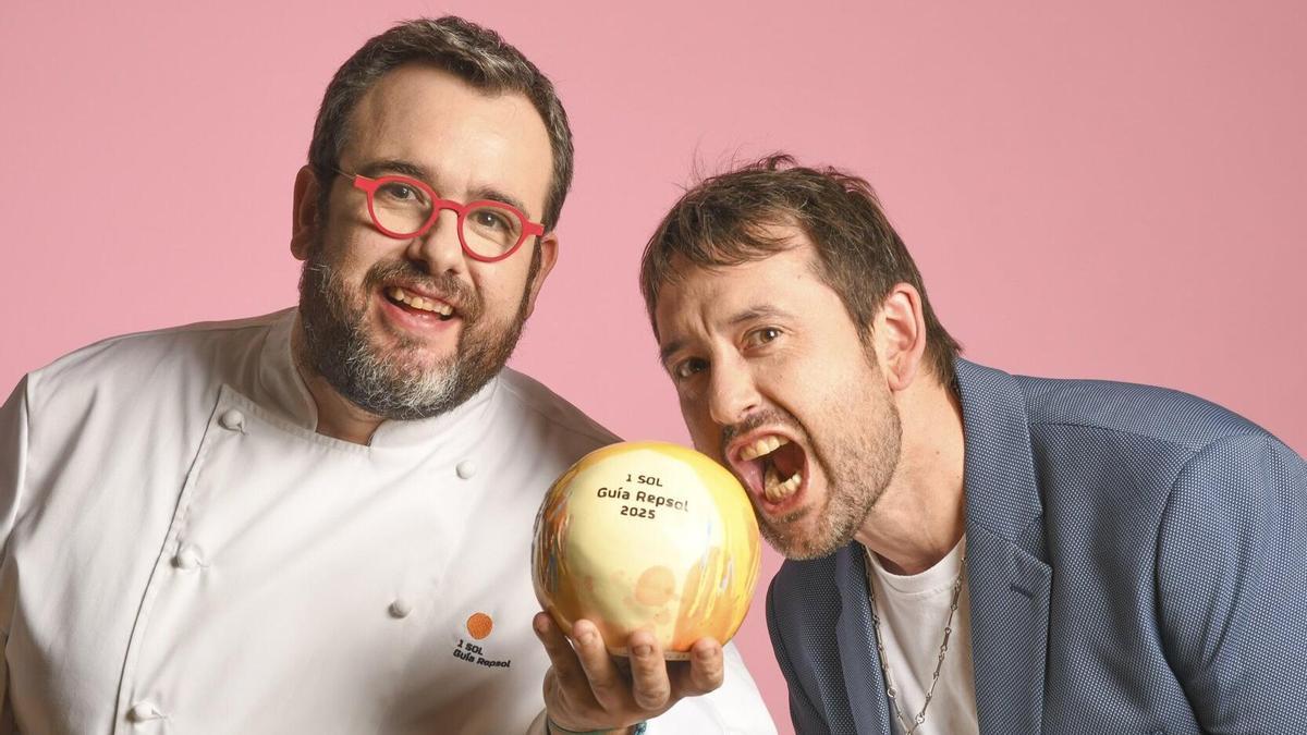 Propietarios del restaurante El Choko de Remigio (Tudela) posando con un Sol de la Guía Repsol.