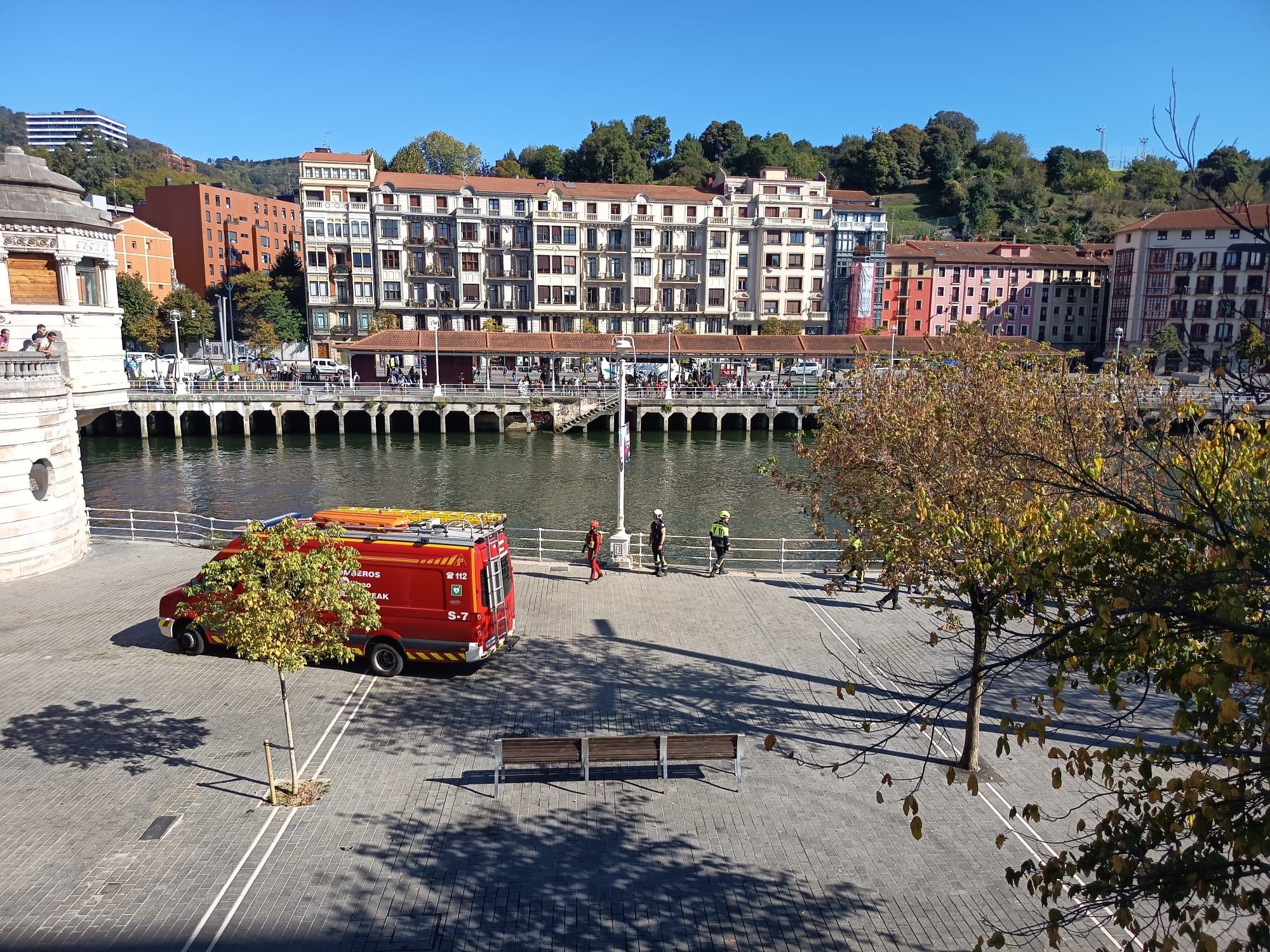 En imágenes: rescatan a una persona en la ría de Bilbao