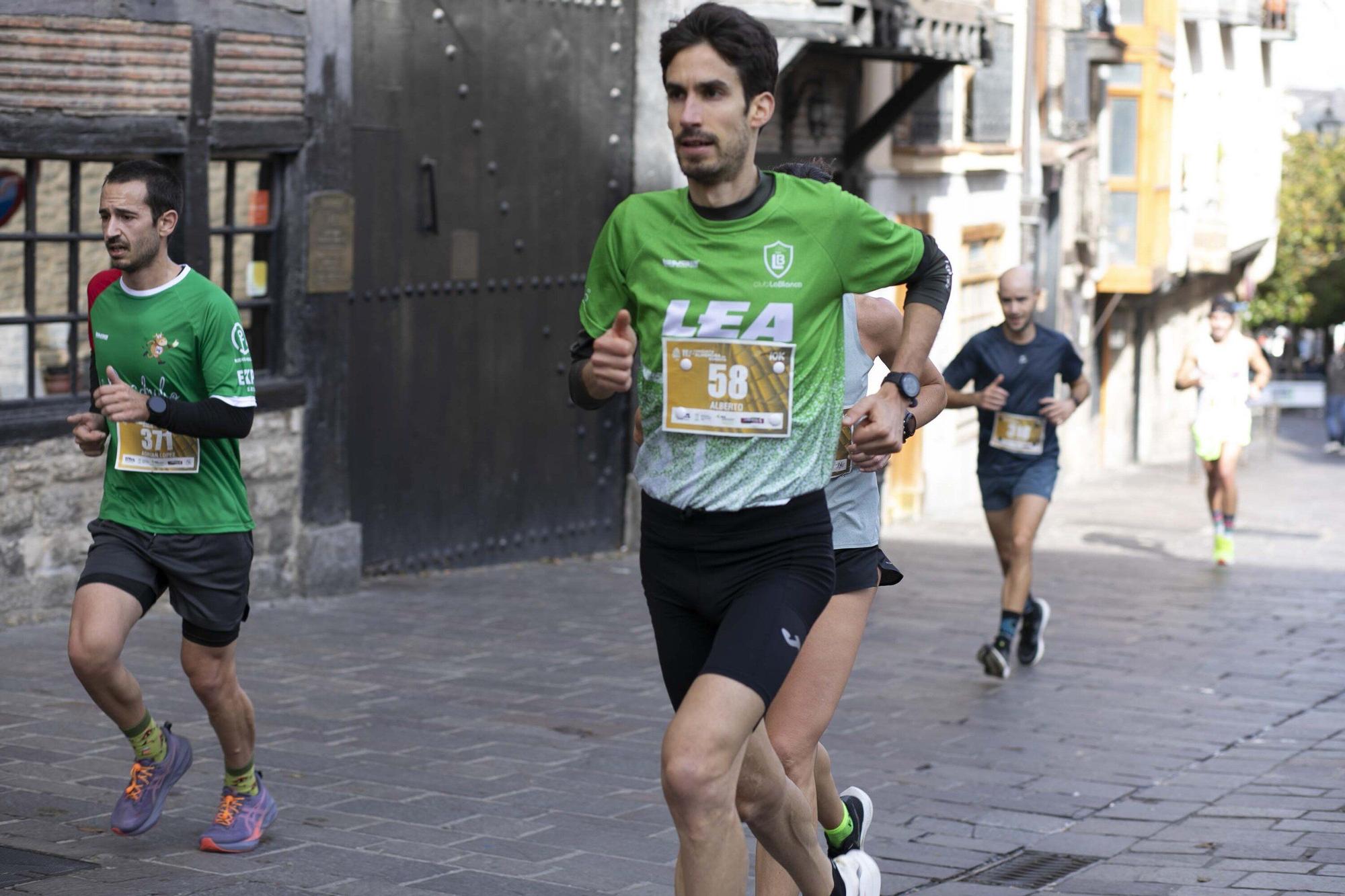 En imágenes: Miles de personas participan en La Conquista de la Almendra