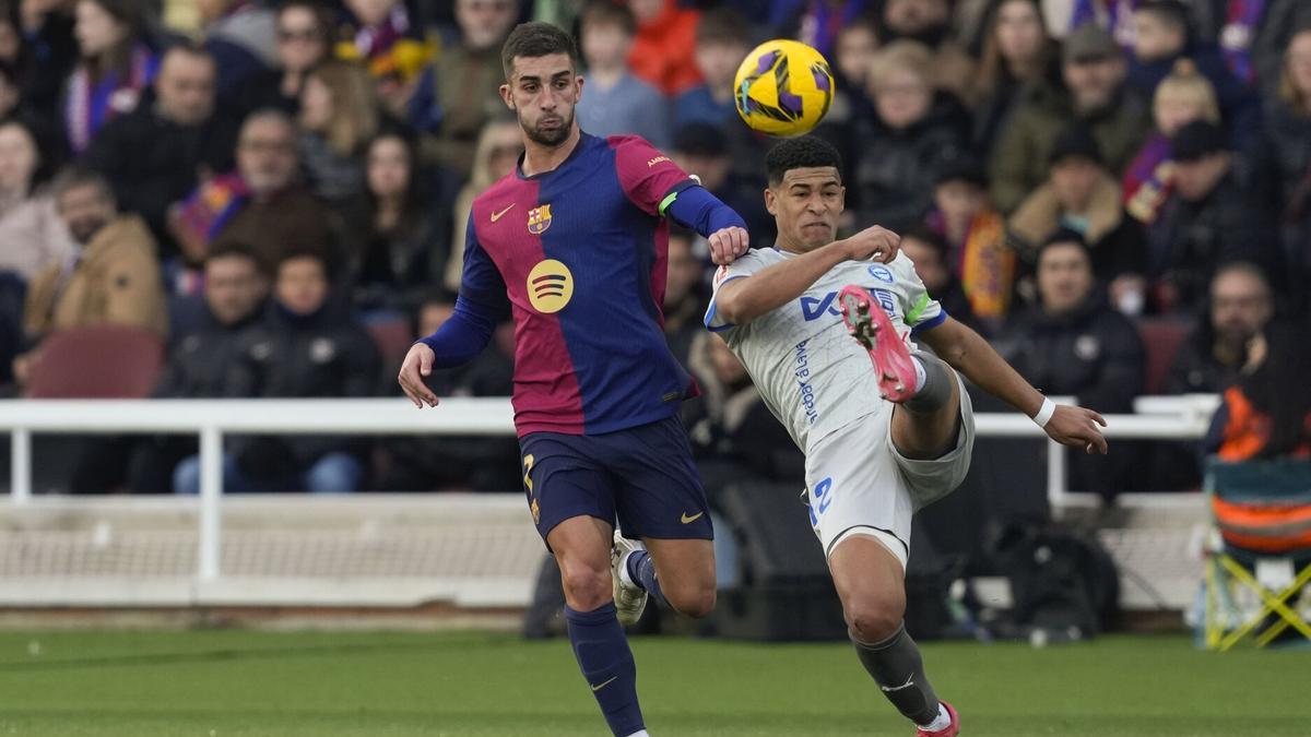 Mouriño despeja un balón ante la presión de Ferran.