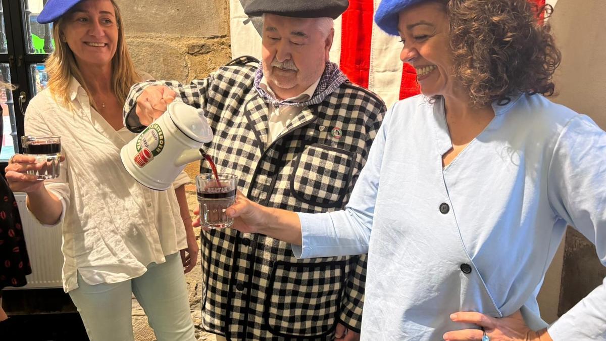 Isabel Iturbe, presidenta del Bilbao Basket, y Gurutze Beitia recogen los premios Txikitero de Honor 2025