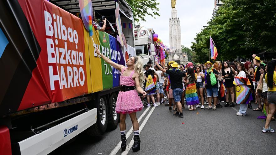 Bilbao vuelve a teñirse de arcoíris en una multitudinaria marcha del Orgullo