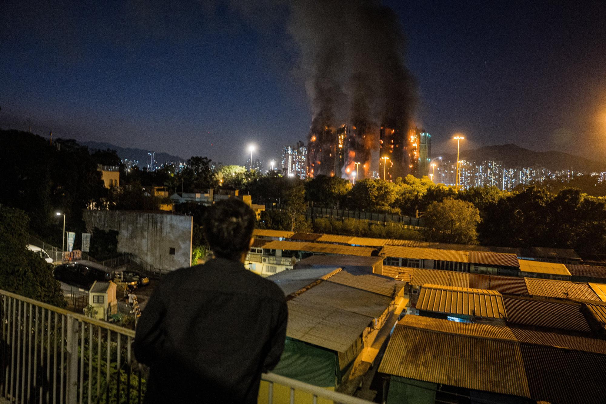 Un enorme incendio calcina un vecindario de Hong Kong
