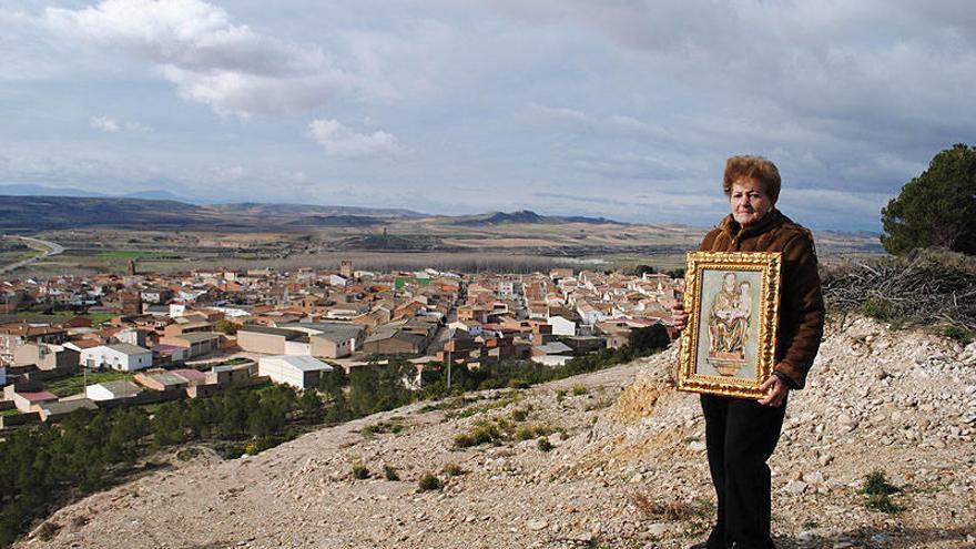 Petri Rodríguez, secretaria de la cofradía Virgen de la Monlora, posa donde se construirá la ermita.