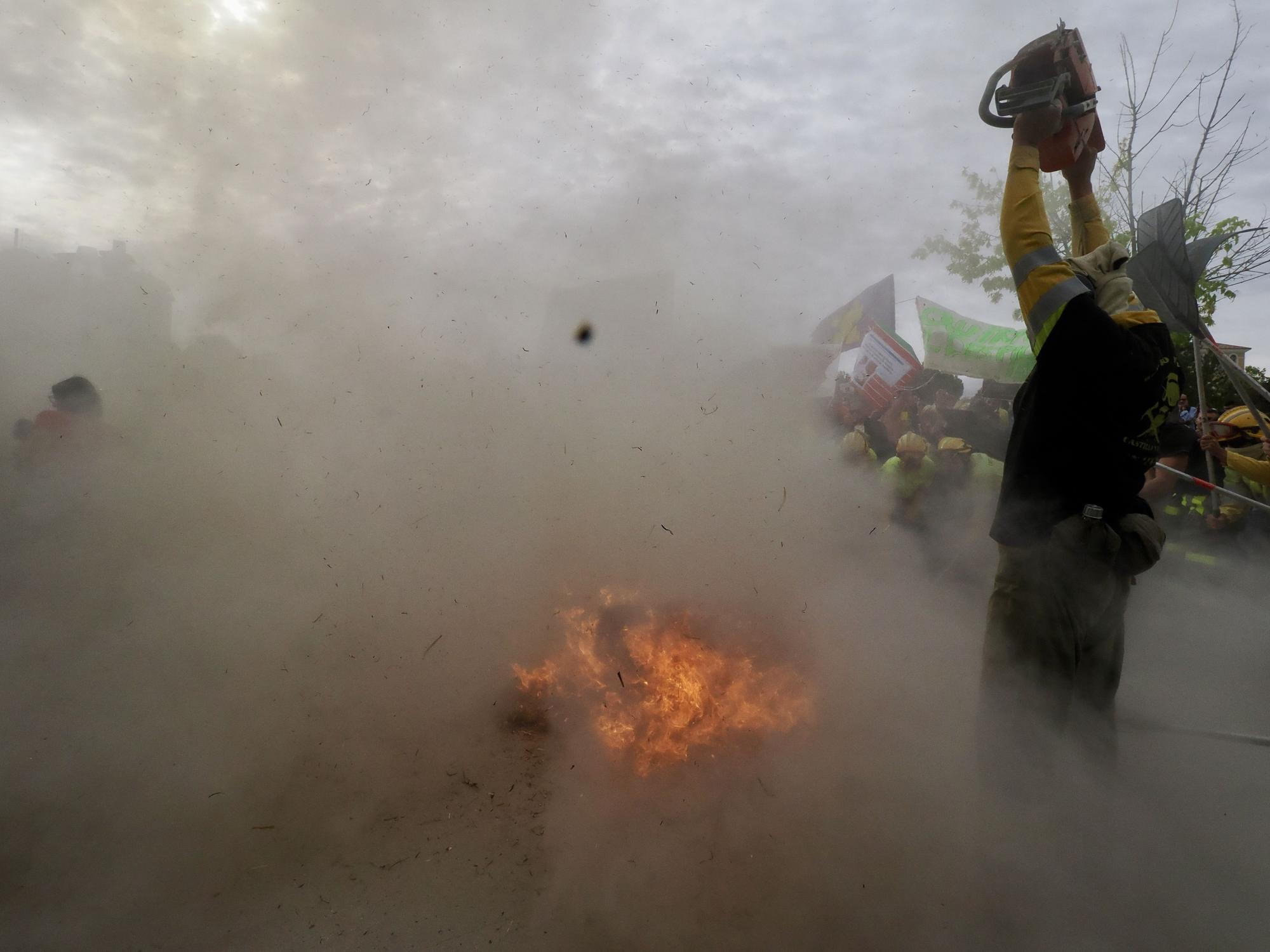 Bomberos forestales protestan frente a las Cortes de Castilla y León durante la comparecencia de Mañueco