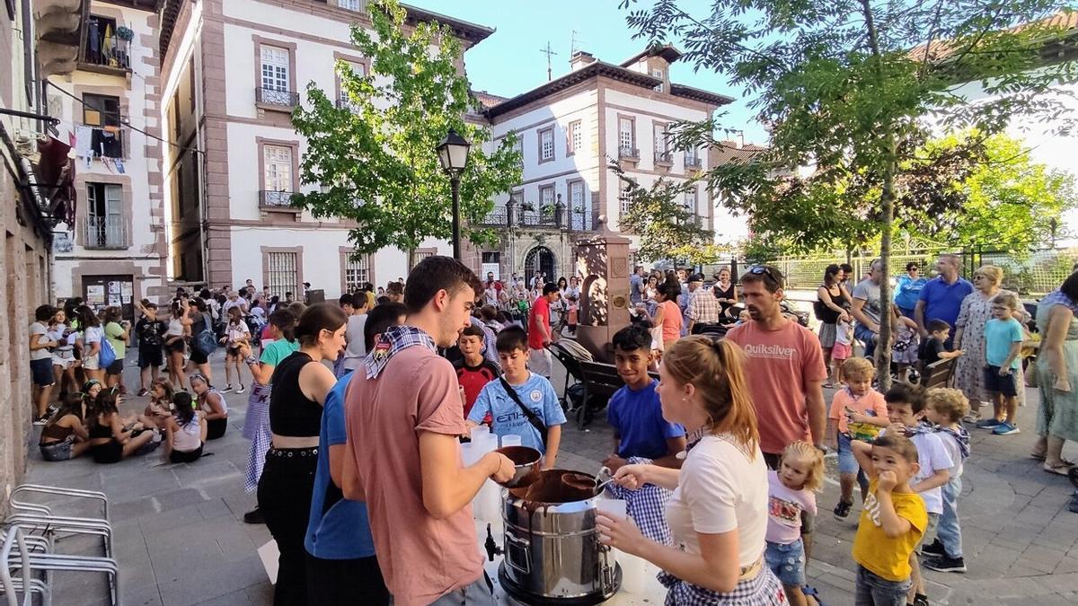 Los más pequeños endulzaron la jornada con la tradicional txokolatada.