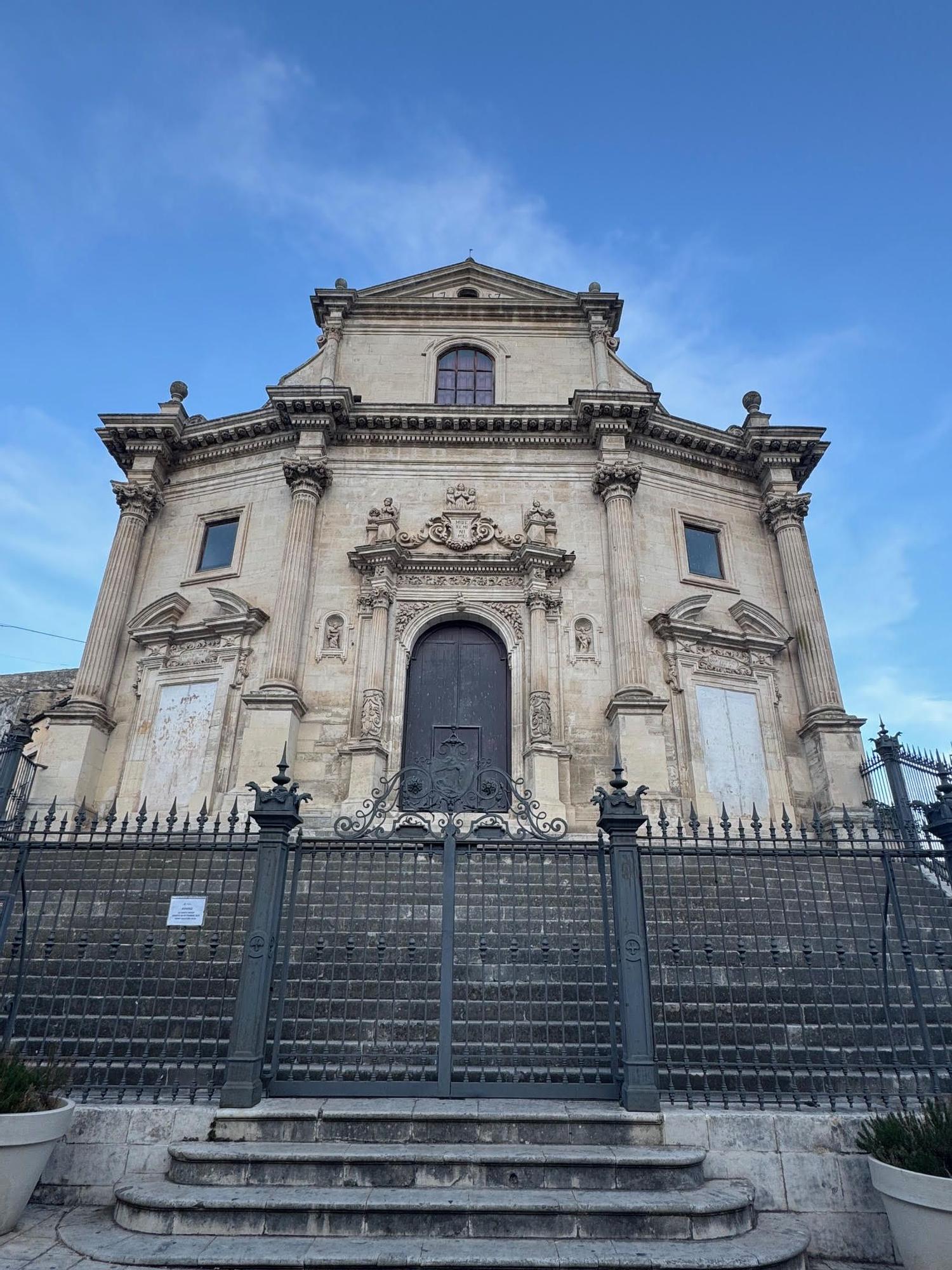 Vistas generales y detalles de una iglesia, la catedral y palacios que evidencian la belleza de la ciudad italiana de Ragusa.