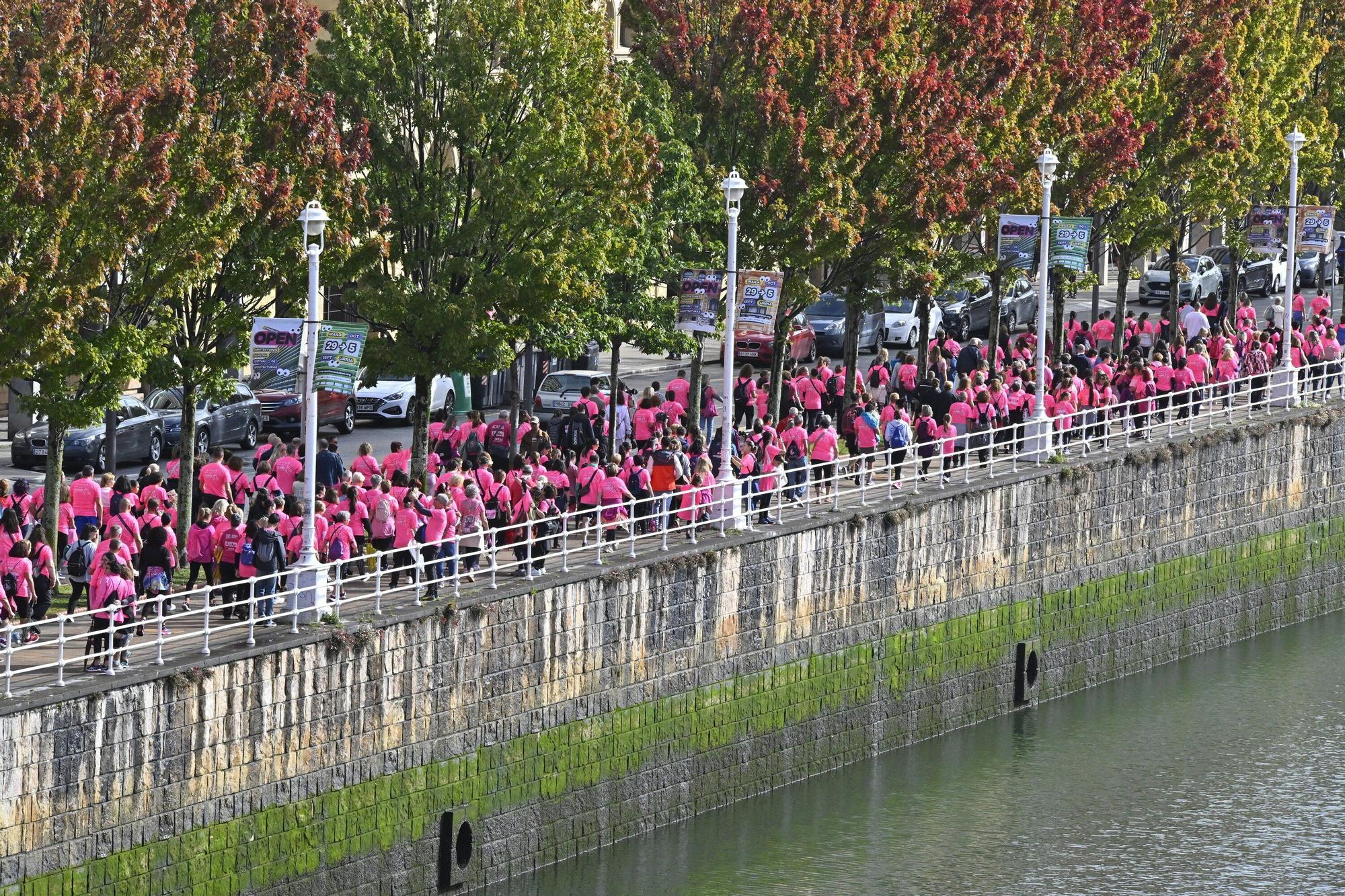 En imágenes: los paraguas tiñen la marea rosa de Bilbao
