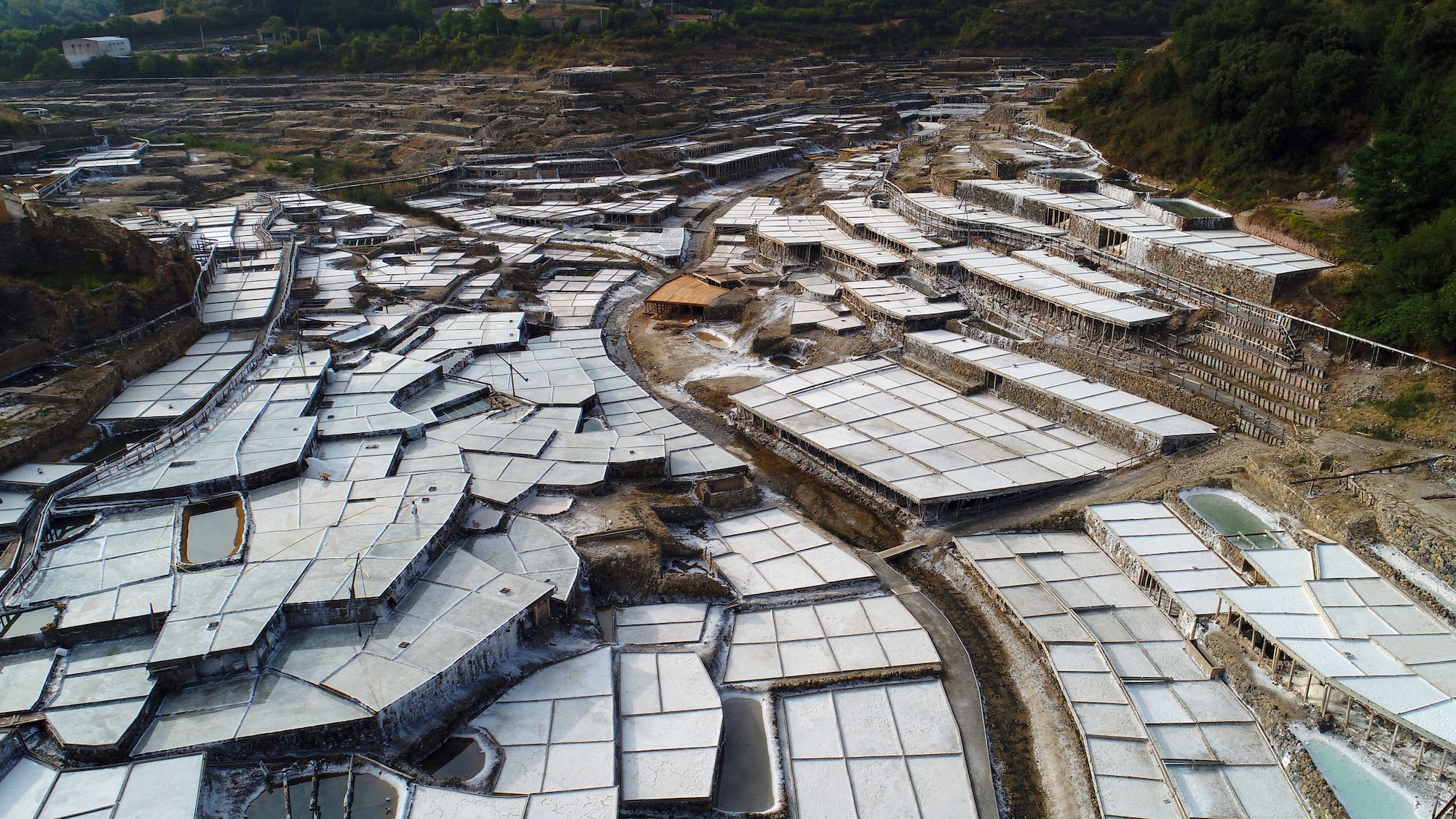 Con miles de eras construidas en piedra, madera y arcilla, el Valle Salado de Añana es un paisaje arquitectónico único al aire libre