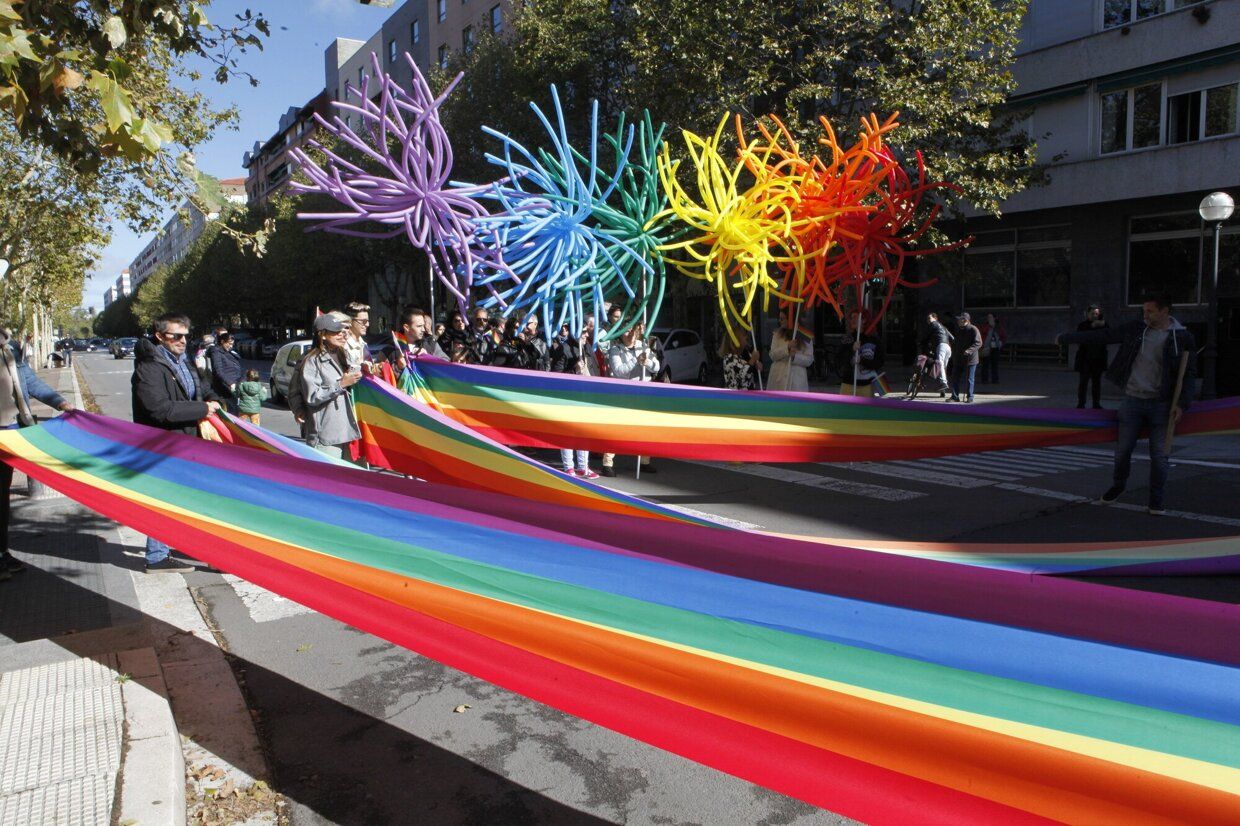 En imágenes: éxito absoluto en la fiesta contra de la LGTBIfobia de la zona Gorbea de Vitoria