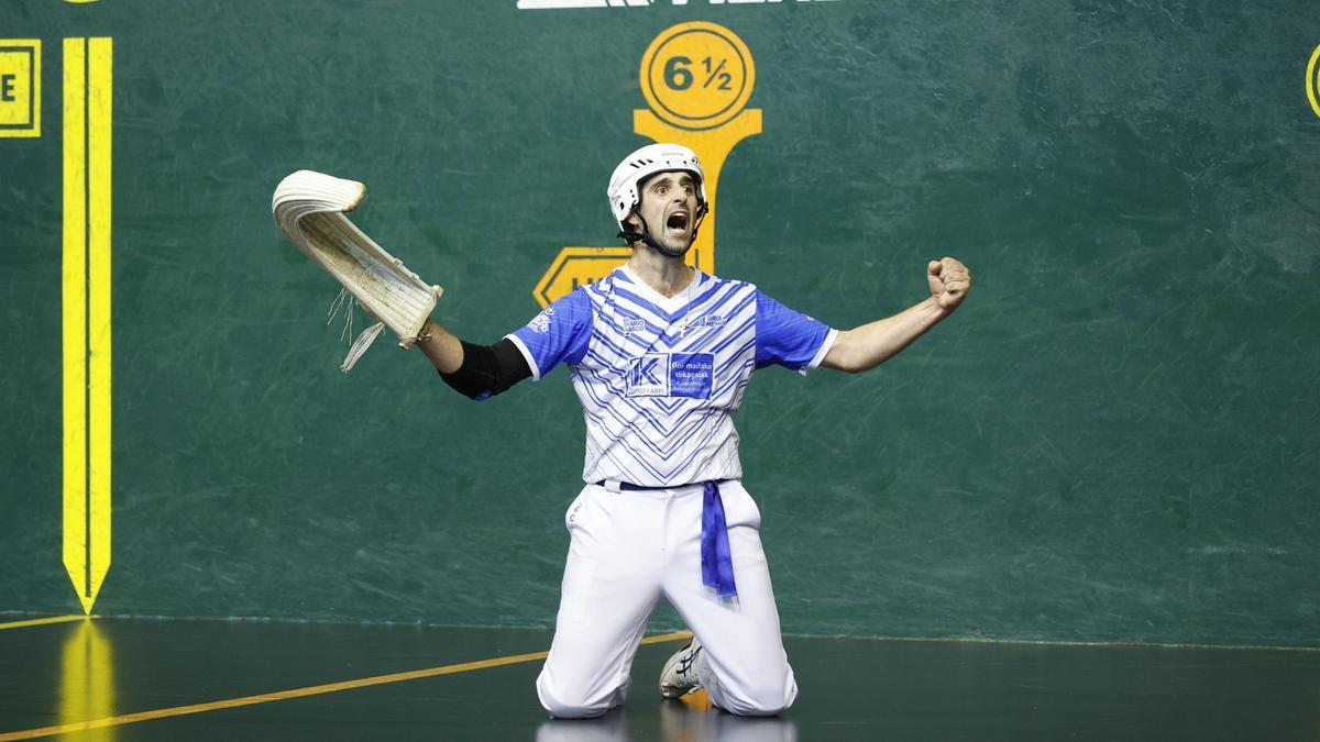 Aritz Juanenea celebra la victoria en mitad de la pista de Galarreta.